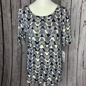 🏷️ NWT NEW LuLaRoe Gigi Top‎ Sz Small Fitted Shirt Cream & Navy Chevron Pattern